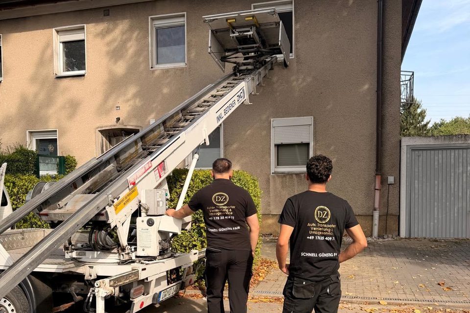 Möbellift Herten – Zwei Mitarbeiter von DZ-Unternehmen bedienen den Außenaufzug an einem Wohnhaus